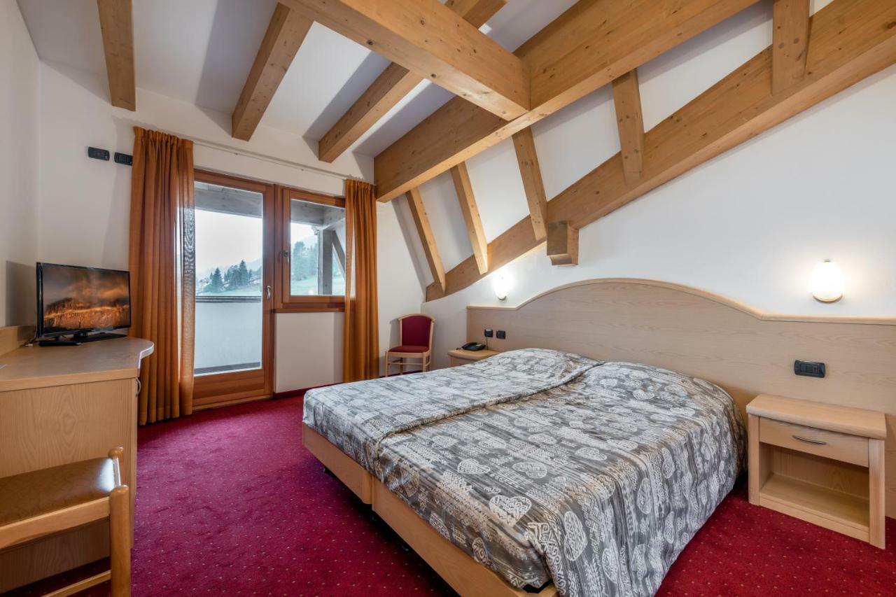 Hotel Europa Pozza di Fassa Exterior foto